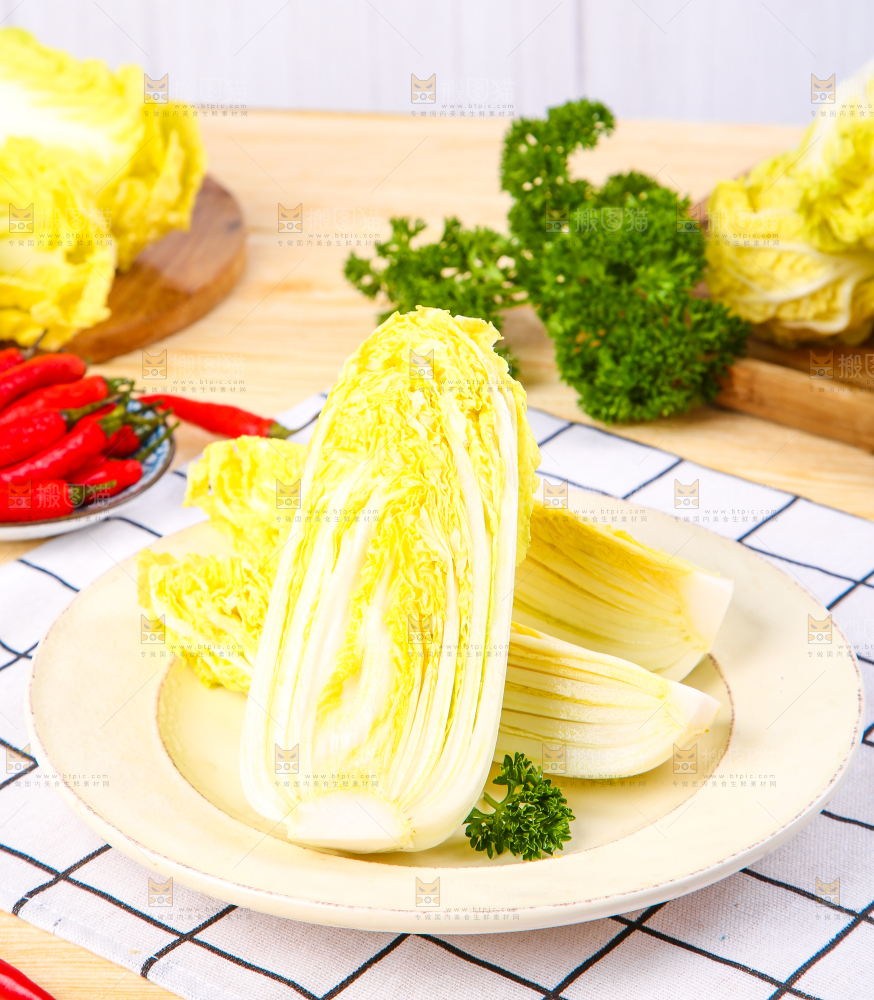 盘子里装着娃娃菜