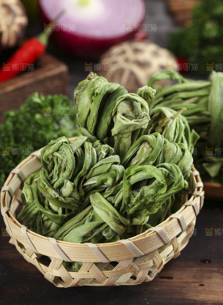 木板上摆放着苔干