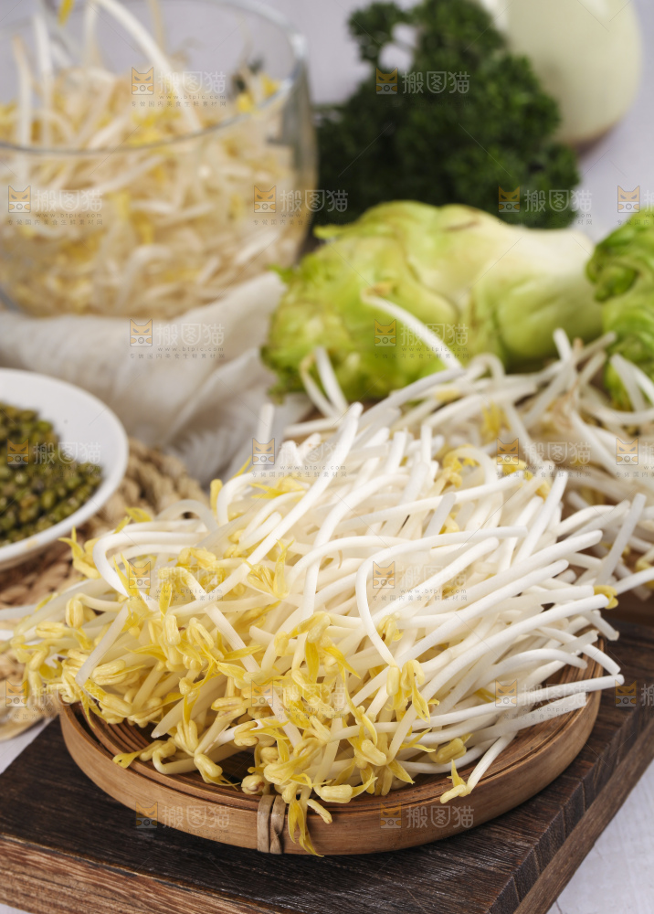 木板上的嫩豆芽
