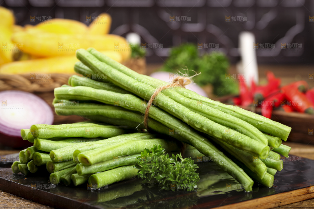 木板上放着一盘新鲜豆角