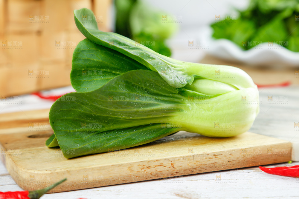 木板上摆放着农家青菜