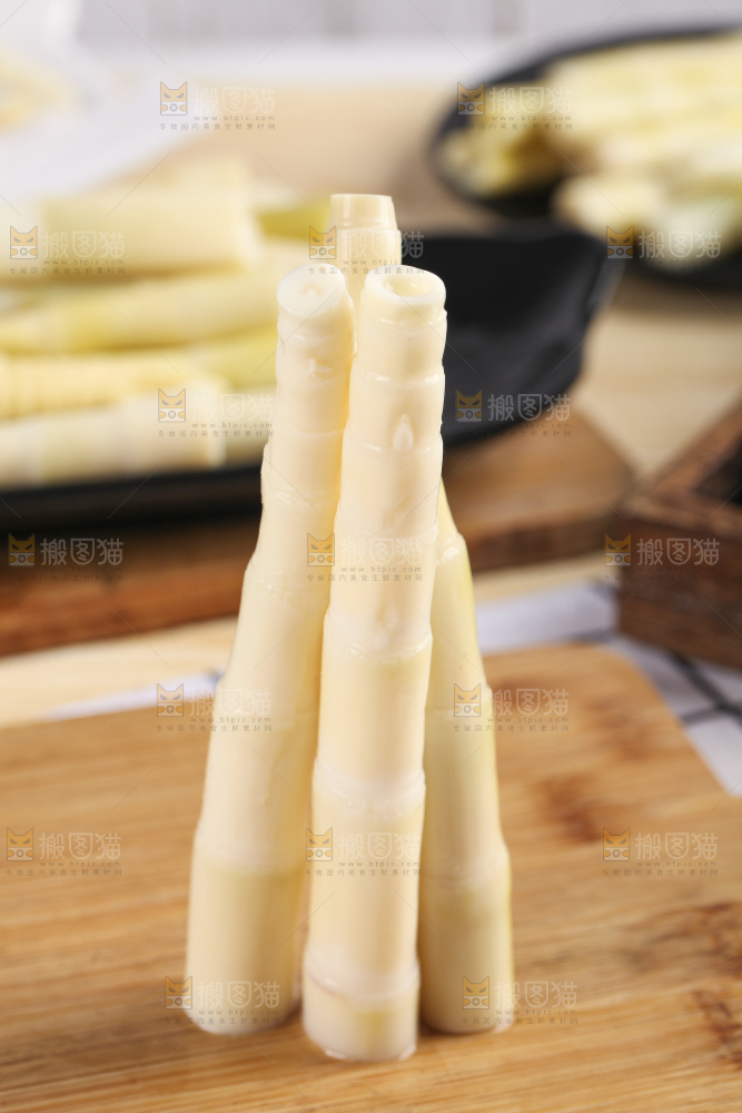 木板上的脆嫩笋尖