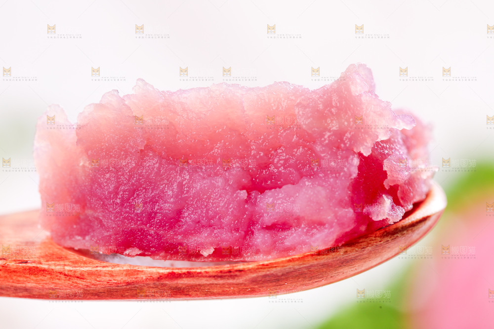 勺子里放着土豆果肉