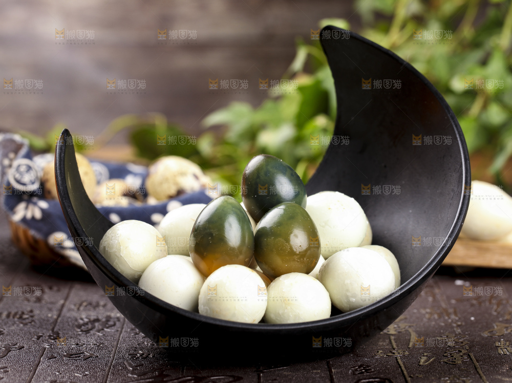 盘子里装着溏心珍珠小皮蛋
