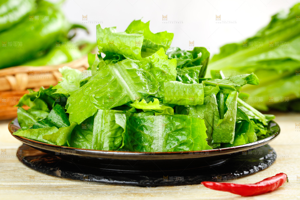 黑石板上放着新鲜油麦菜