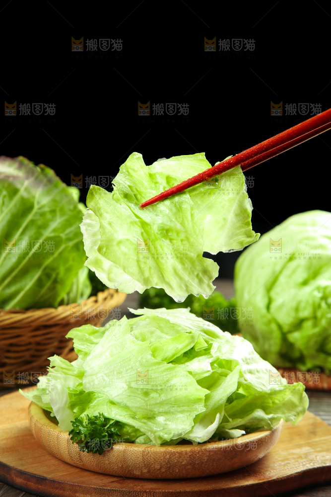 黑石板上放着圆生菜