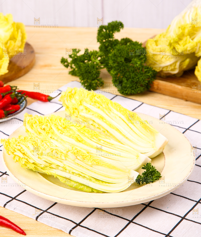 盘子里装着娃娃菜