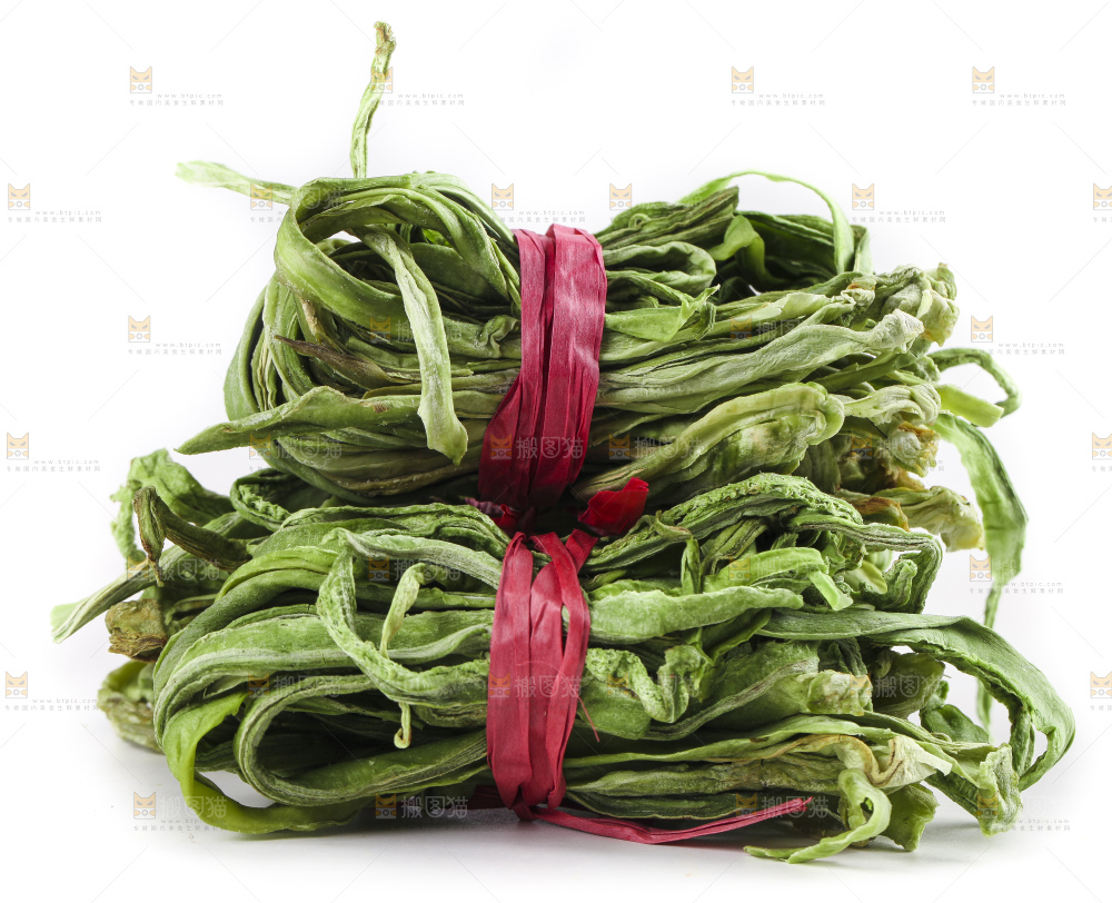 白底上放着干苔菜