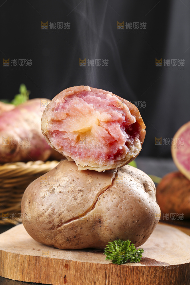 木板上放着云南红心土豆
