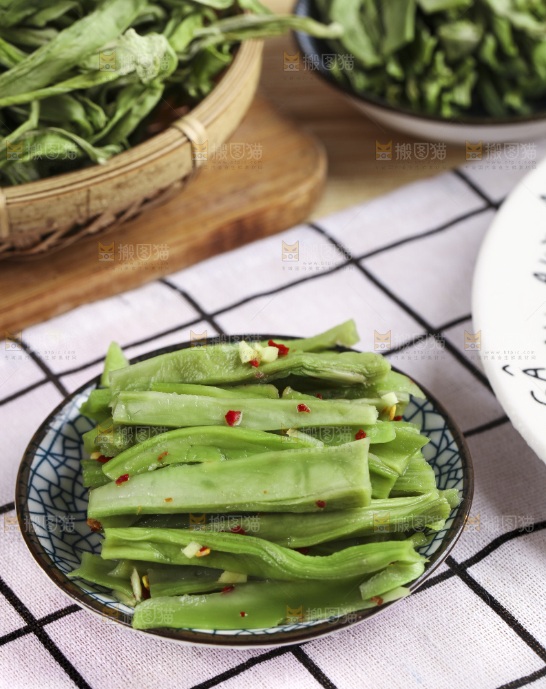 盘子里装着苔菜