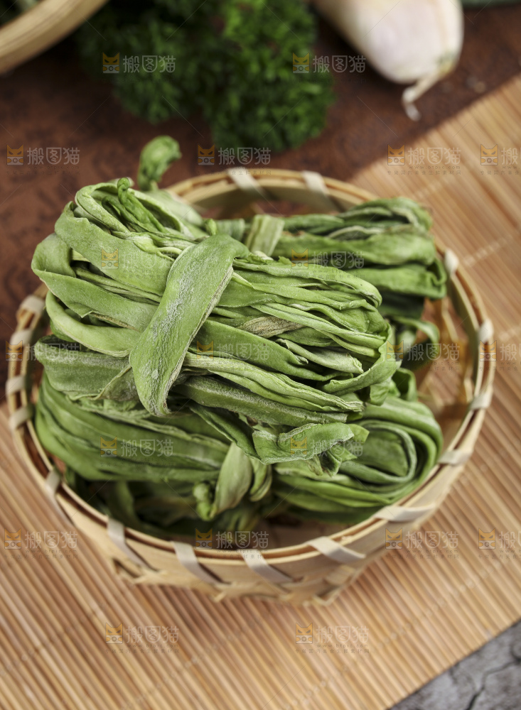 篮子里的干苔菜