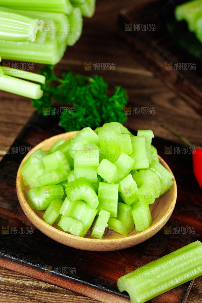 黑石板上的西芹丁