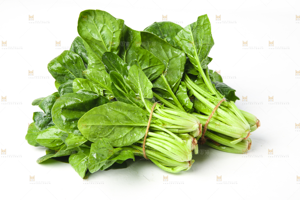 白底上放着菠菜