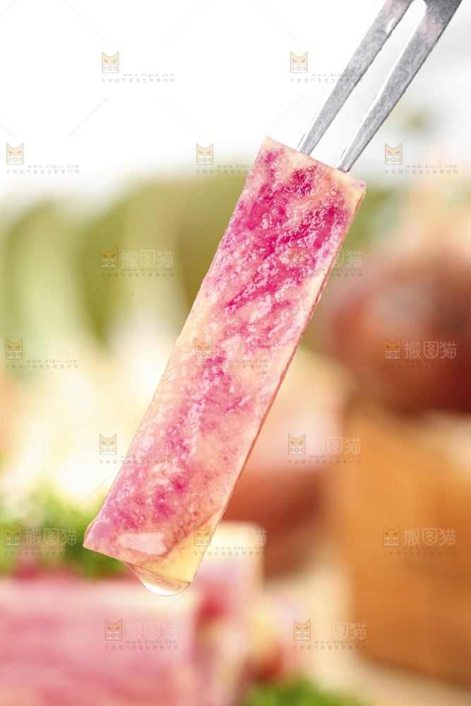 叉子上叉着土豆果肉
