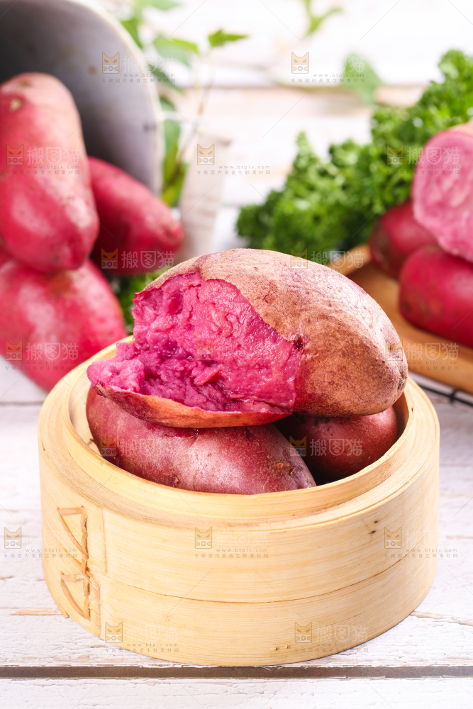 蒸笼里放着新鲜红土豆