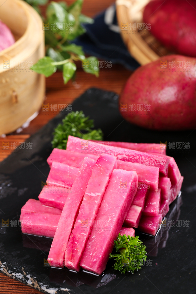 黑石板上放着红皮土豆