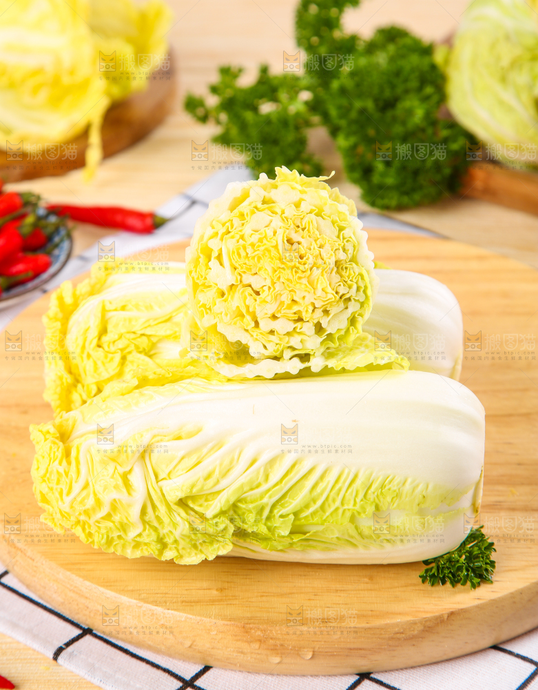 木板上放着高山娃娃菜