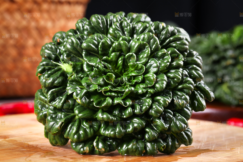 木板上放着菊花菜
