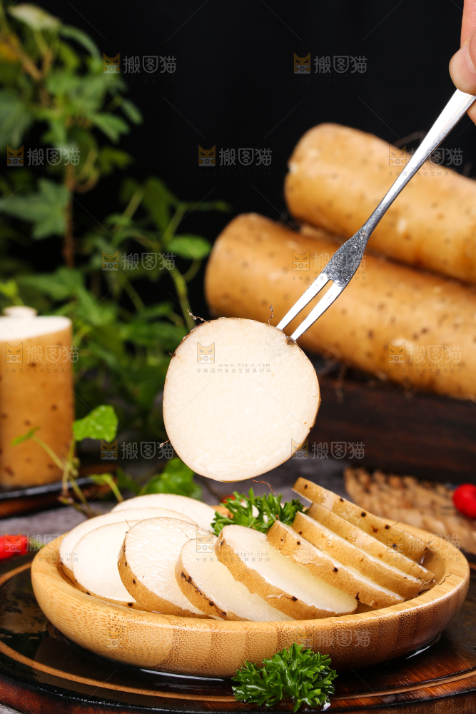 叉子上叉着山药片