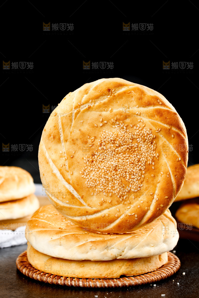 黑石板上的手工烧饼