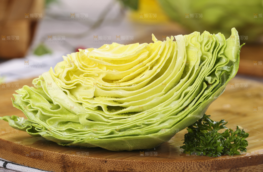 木板上放着绿甘蓝