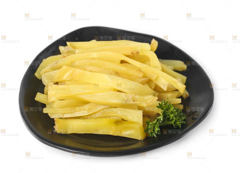 白底上放着腌制榨菜