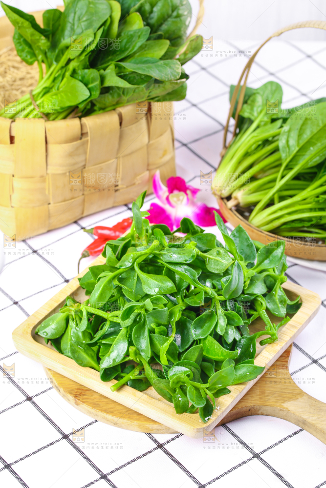 木板上摆放着田七草