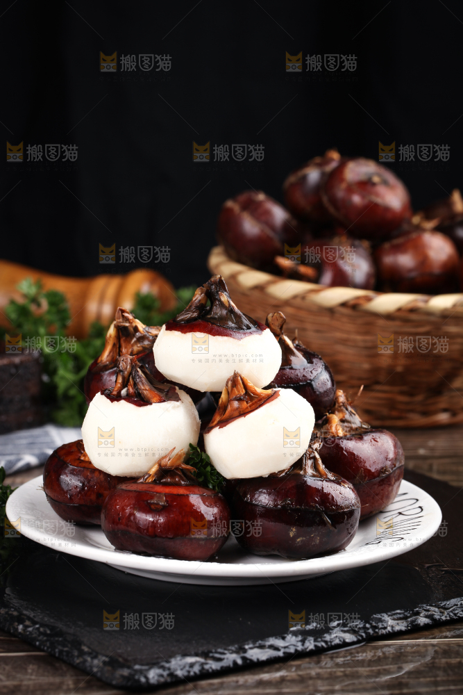 黑石板上的荸荠