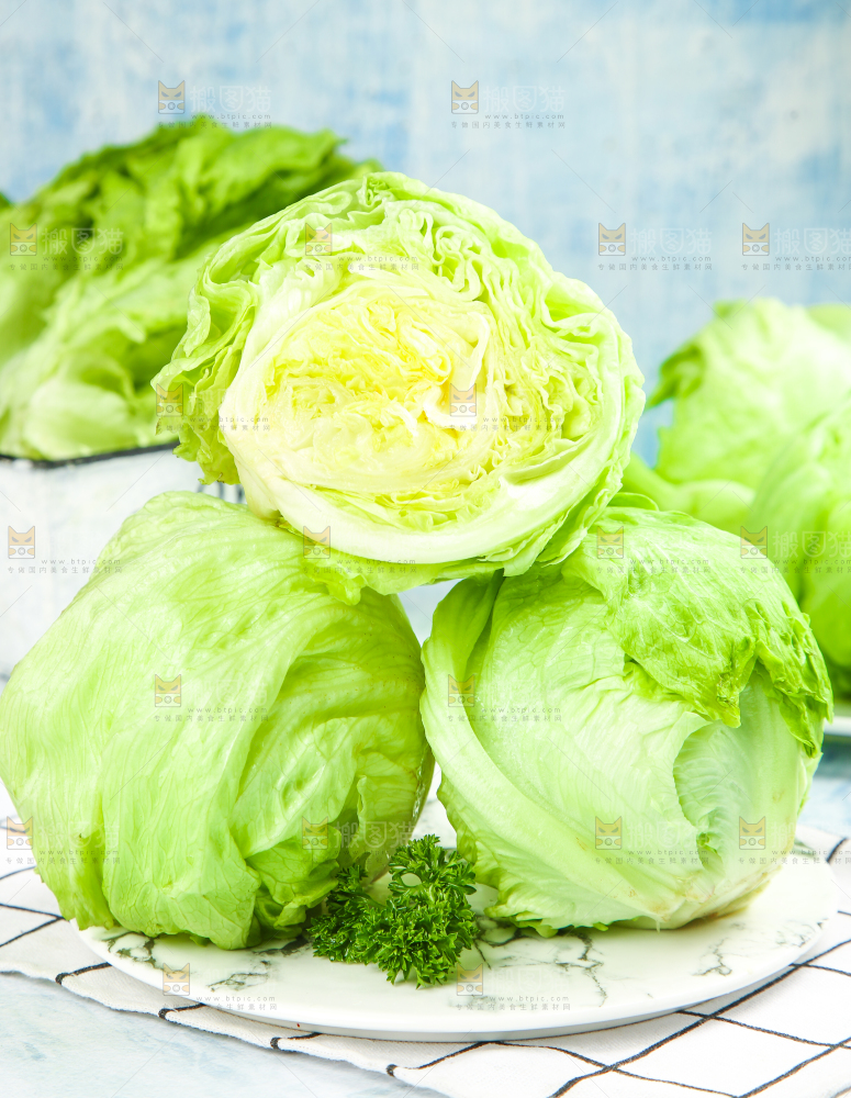 盘子里装着球生菜