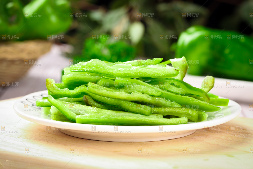木板上摆放着湖北青椒
