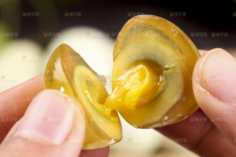 手里拿着珍珠小皮蛋