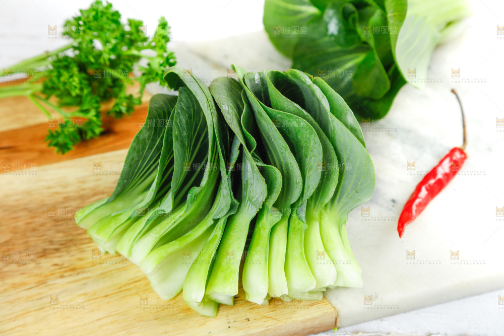 木板上摆放着农家青菜