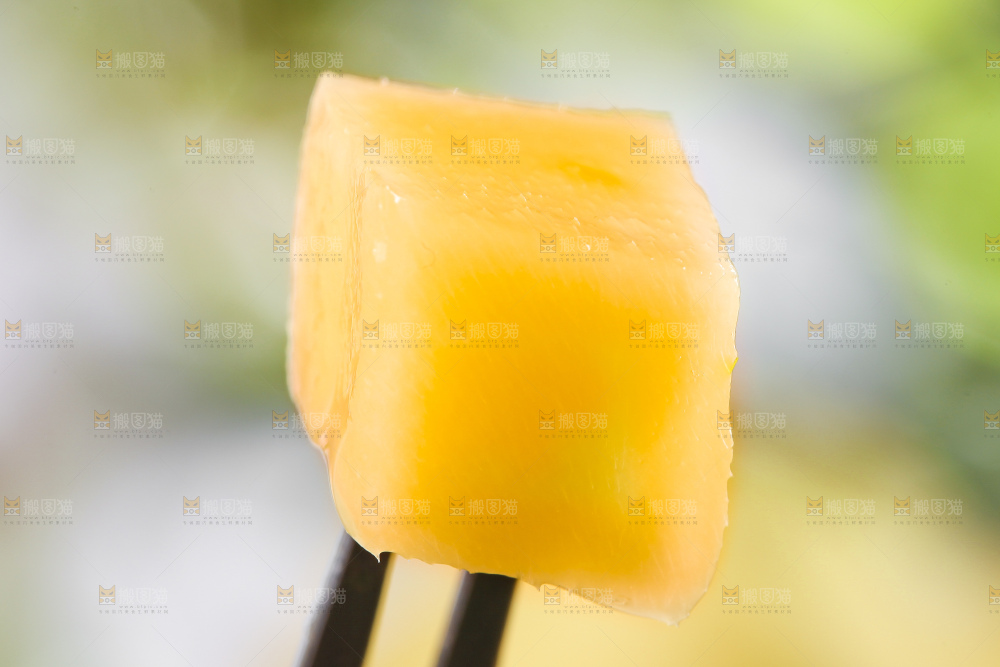 叉子上叉着玉芒果肉