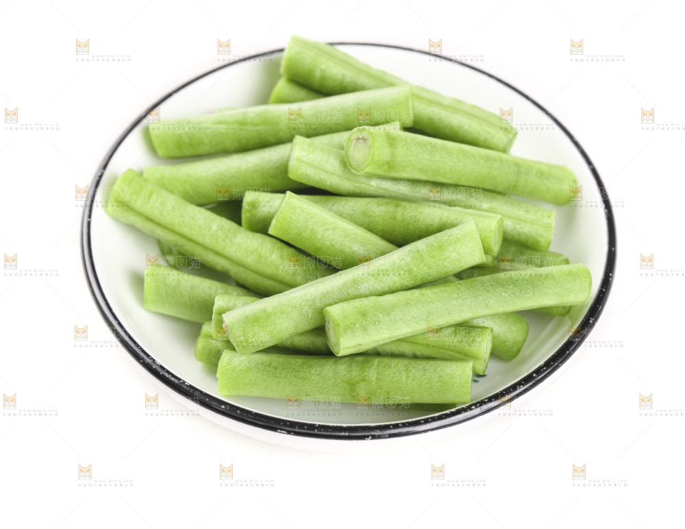 白底上放着一盘长豆角