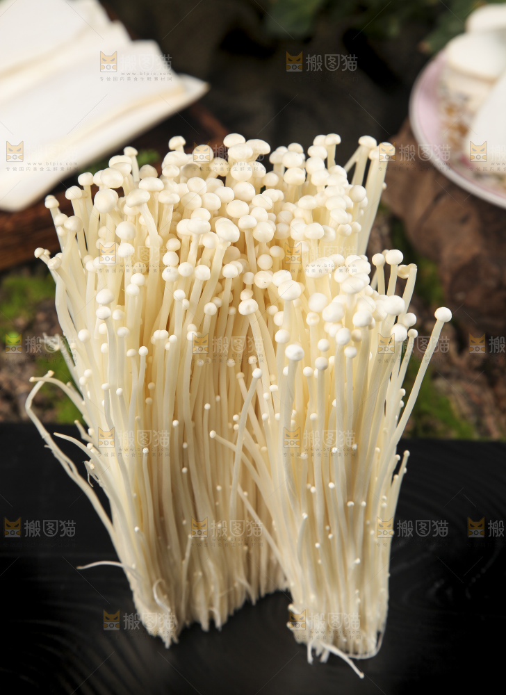 黑石板上的金针菇
