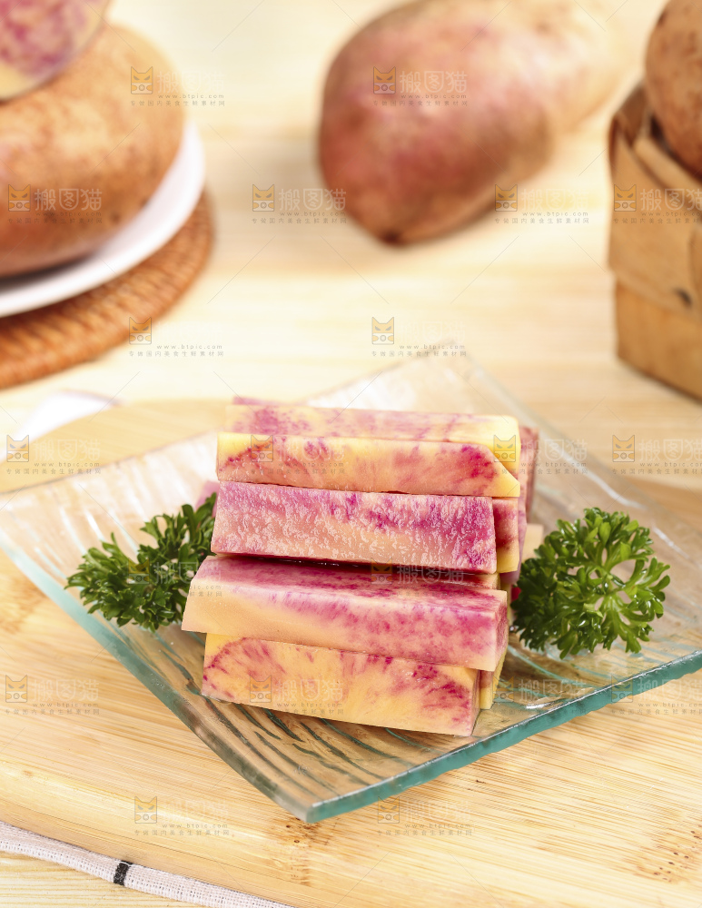 木板上放着红心马铃薯