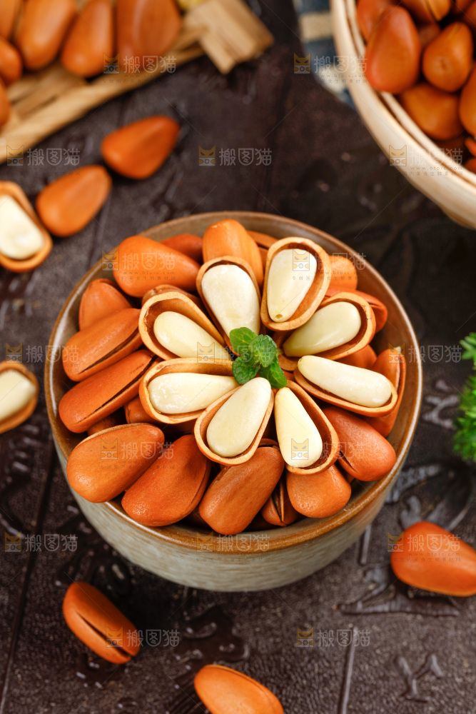 深底上摆放着松子