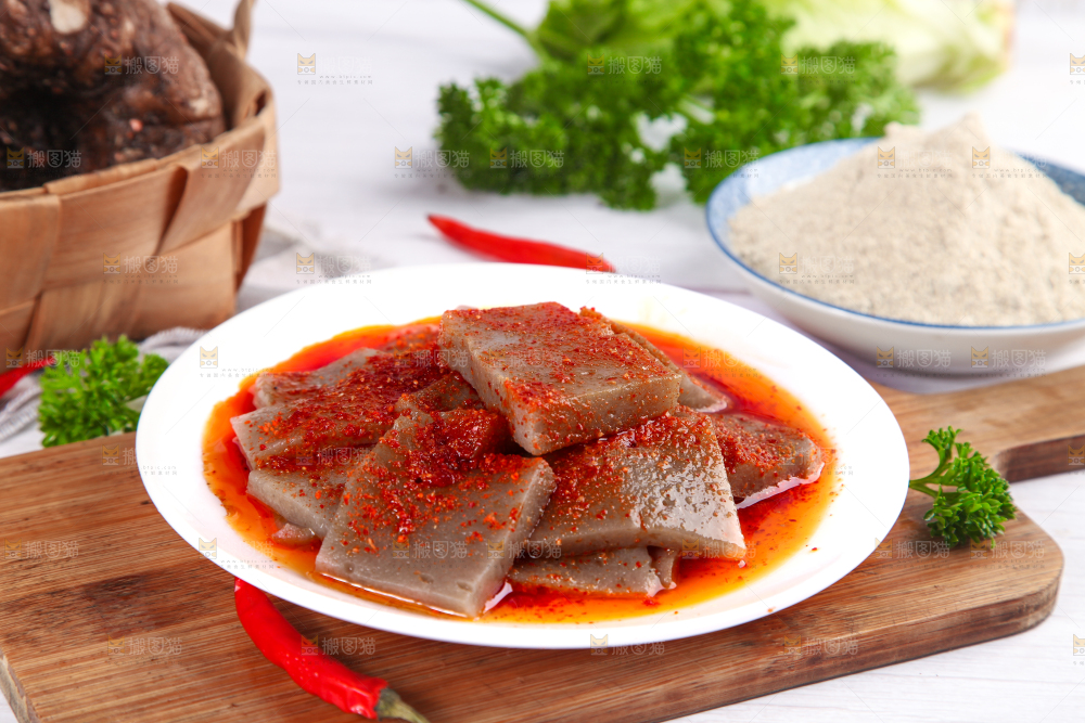 盘子里装着凉拌魔芋豆腐