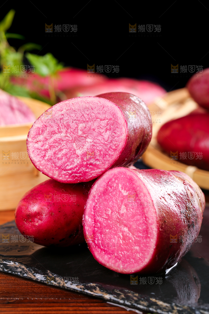 黑石板上放着红皮土豆