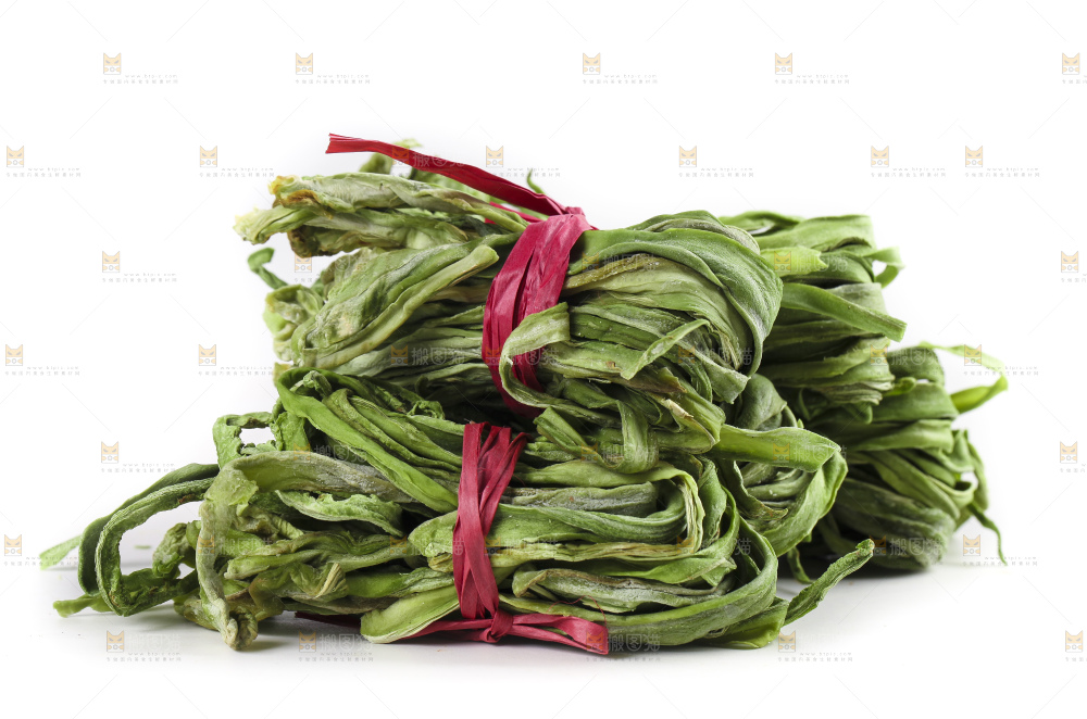 白底上放着干苔菜