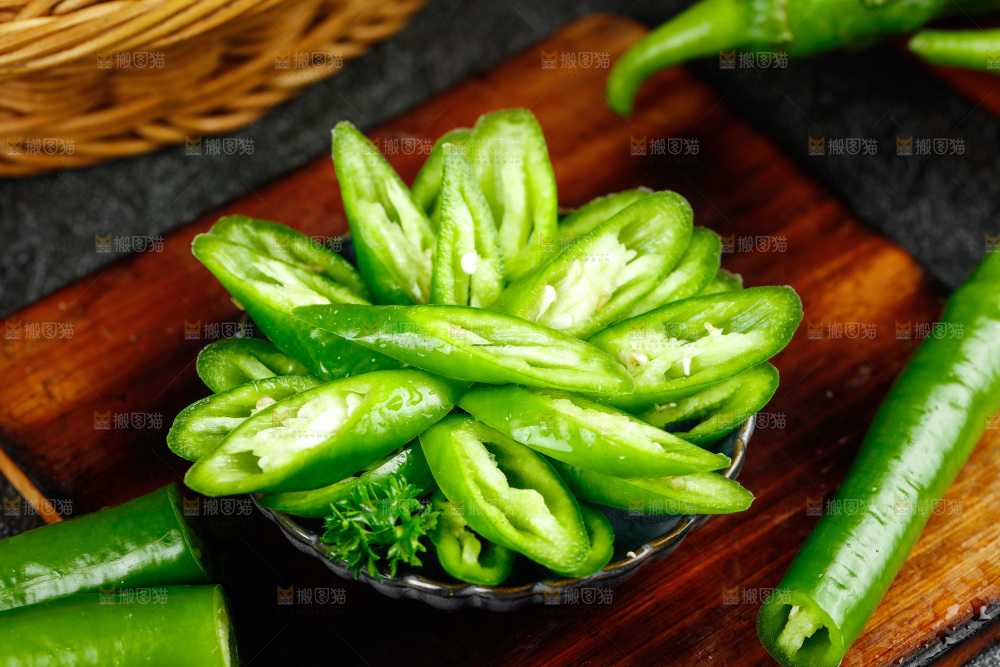黑底上的新鲜青线椒
