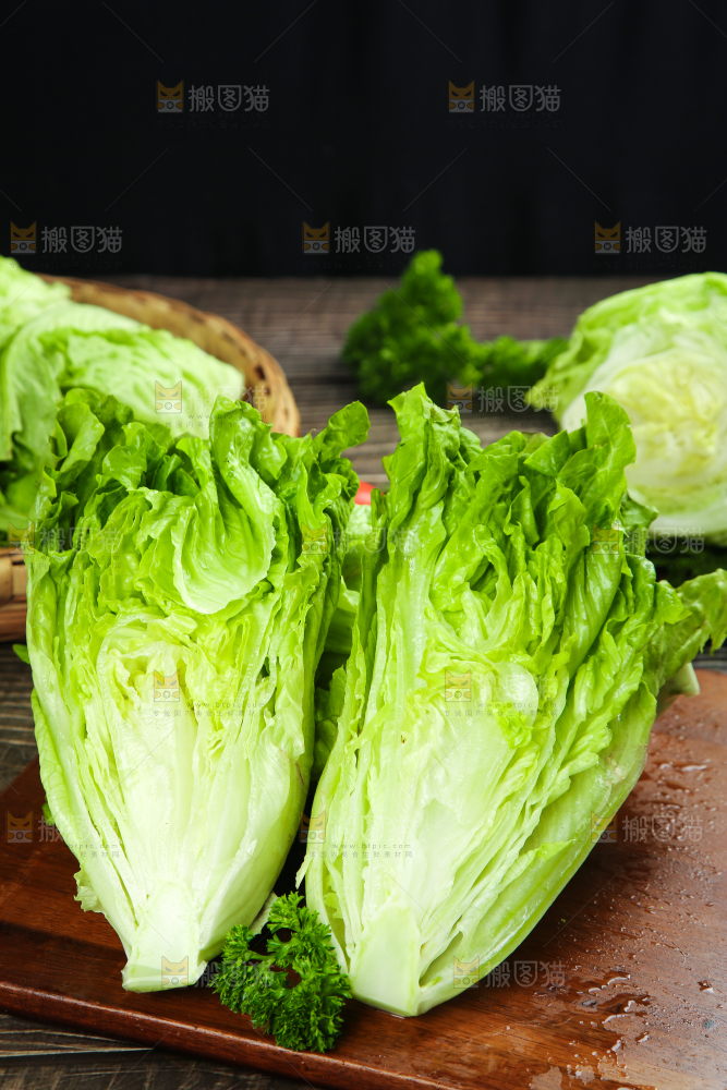 木板上放着新鲜生菜