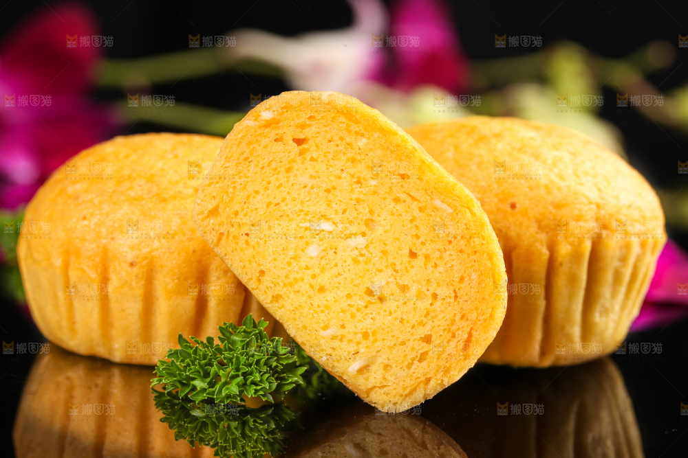 黑石板上放着广式马拉糕