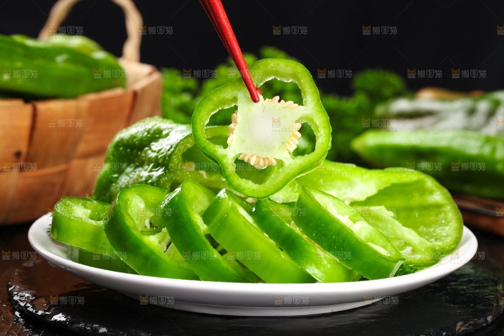 筷子上夹着新鲜青椒