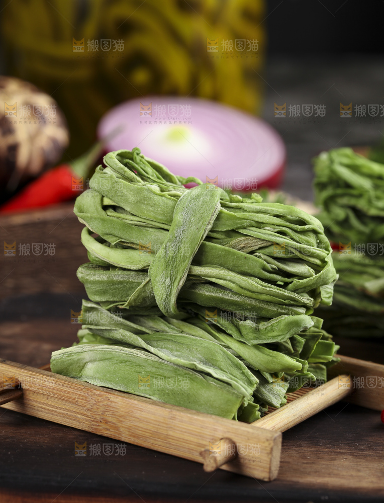 木板上摆放着苔干