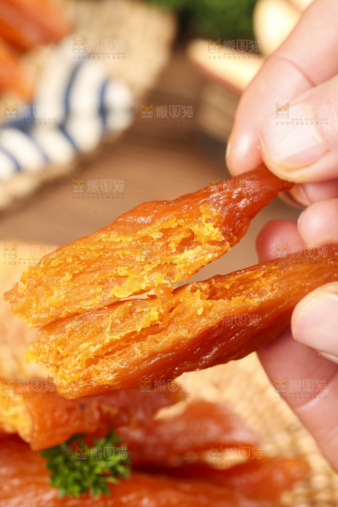 手里拿着无糖红薯干