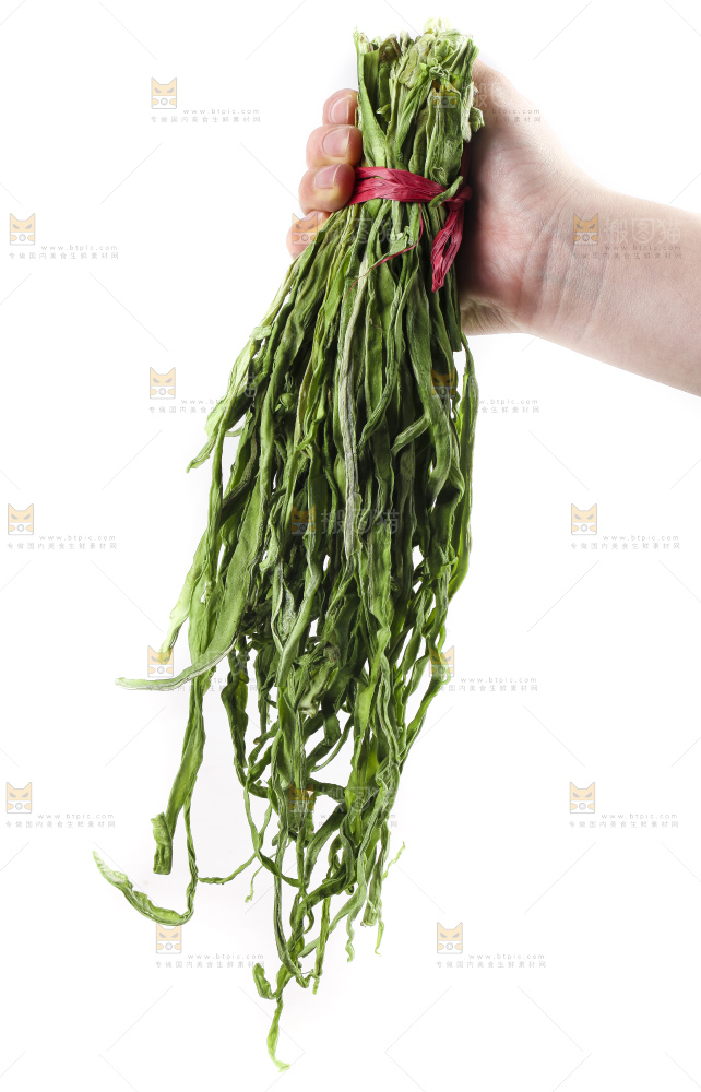 白底上放着干苔菜