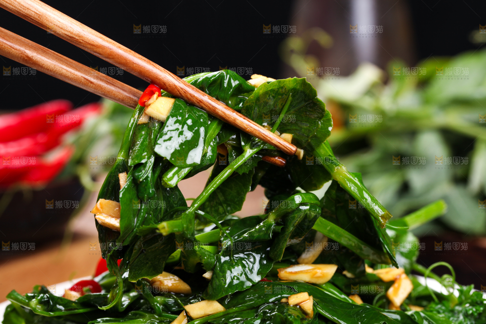 筷子上夹着炒豌豆苗