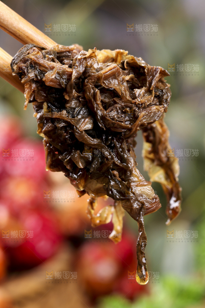 筷子上夹着梅干菜