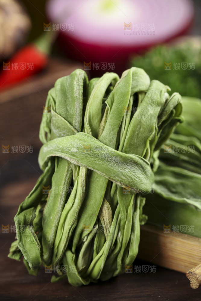 木板上摆放着苔干